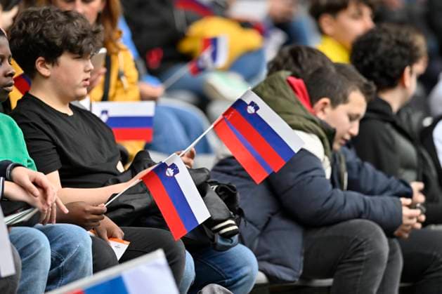 GER, UEFA Europameisterschaft 2024, Slowenisches Base Camp Wuppertal 12.06.2023,Wuppertal ,Stadion am Zoo, GER, UEFA Europameisterschaft 2024, Slowenisches Base Camp Wuppertal im Bild die Fans von Slownien.