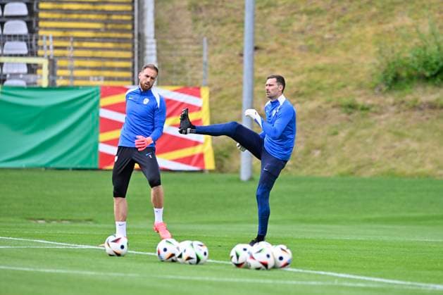 GER, UEFA Europameisterschaft 2024, Slowenisches Base Camp Wuppertal 12.06.2023,Wuppertal ,Stadion am Zoo, GER, UEFA Europameisterschaft 2024, Slowenisches Base Camp Wuppertal im Bild Jan Oblak ( SVN 01 ) und Vanja Drkusic ( SVN 21 ) beim Warmmachen.