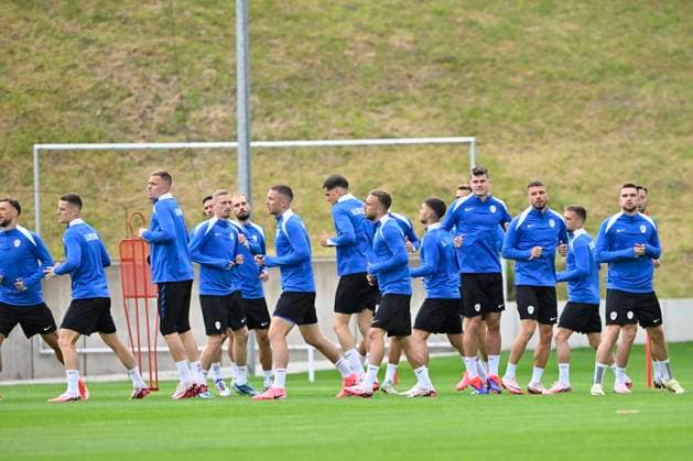 GER, UEFA Europameisterschaft 2024, Slowenisches Base Camp Wuppertal 12.06.2023,Wuppertal ,Stadion am Zoo, GER, UEFA Europameisterschaft 2024, Slowenisches Base Camp Wuppertal im Bild die Slowenische Mannschaft beim Warmmachen.