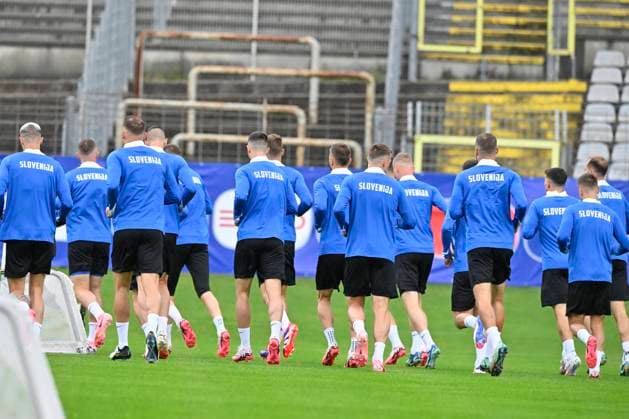 GER, UEFA Europameisterschaft 2024, Slowenisches Base Camp Wuppertal 12.06.2023,Wuppertal ,Stadion am Zoo, GER, UEFA Europameisterschaft 2024, Slowenisches Base Camp Wuppertal im Bild die Slowenische Mannschaft beim Warmmachen.