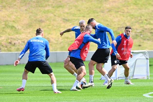 GER, UEFA Europameisterschaft 2024, Slowenisches Base Camp Wuppertal 12.06.2023,Wuppertal ,Stadion am Zoo, GER, UEFA Europameisterschaft 2024, Slowenisches Base Camp Wuppertal im Bild im Training ging se schon zur Sache, hinten Banjamin Sesko ( SVN 11 ).