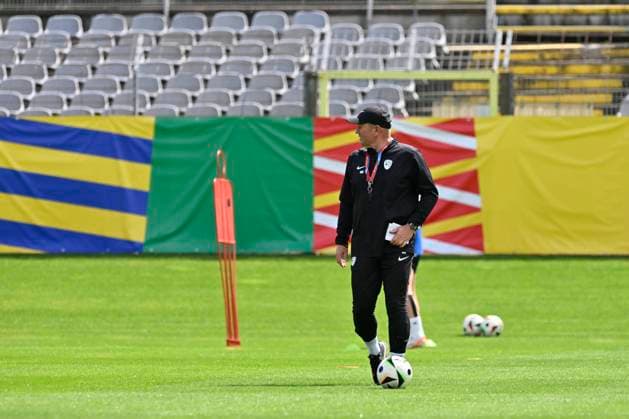 GER, UEFA Europameisterschaft 2024, Slowenisches Base Camp Wuppertal 12.06.2023,Wuppertal ,Stadion am Zoo, GER, UEFA Europameisterschaft 2024, Slowenisches Base Camp Wuppertal im Bild schaut Trainer Madjar Kek ( SVN ) genau hin.