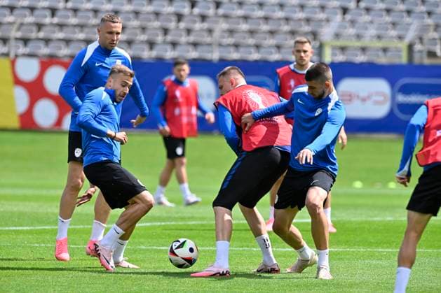 GER, UEFA Europameisterschaft 2024, Slowenisches Base Camp Wuppertal 12.06.2023,Wuppertal ,Stadion am Zoo, GER, UEFA Europameisterschaft 2024, Slowenisches Base Camp Wuppertal im Bild ging es schon zur Sache im Training.