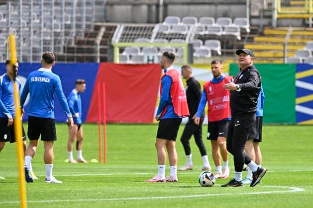 GER, UEFA Europameisterschaft 2024, Slowenisches Base Camp Wuppertal 12.06.2023,Wuppertal ,Stadion am Zoo, GER, UEFA Europameisterschaft 2024, Slowenisches Base Camp Wuppertal im Bild Trainer Madjar Kek ( SVN ) gibt Anweisung.