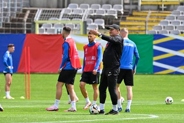 GER, UEFA Europameisterschaft 2024, Slowenisches Base Camp Wuppertal 12.06.2023,Wuppertal ,Stadion am Zoo, GER, UEFA Europameisterschaft 2024, Slowenisches Base Camp Wuppertal im Bild Trainer Madjar Kek ( SVN ) gibt Abweisungen .