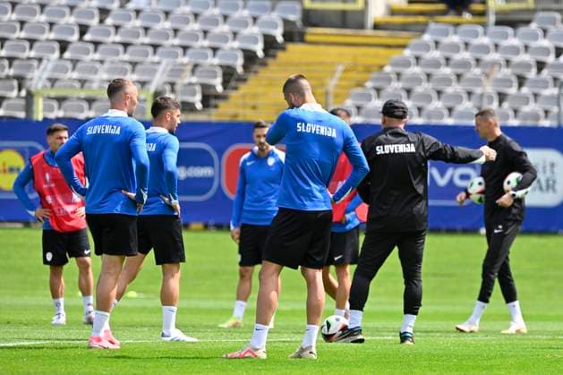 GER, UEFA Europameisterschaft 2024, Slowenisches Base Camp Wuppertal 12.06.2023,Wuppertal ,Stadion am Zoo, GER, UEFA Europameisterschaft 2024, Slowenisches Base Camp Wuppertal im Bild gibt Trainer Madjar Kek ( SVN ) Anweisungen.