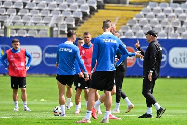 GER, UEFA Europameisterschaft 2024, Slowenisches Base Camp Wuppertal 12.06.2023,Wuppertal ,Stadion am Zoo, GER, UEFA Europameisterschaft 2024, Slowenisches Base Camp Wuppertal im Bild gibt Trainer Madjar Kek ( SVN ) Anweisungen.