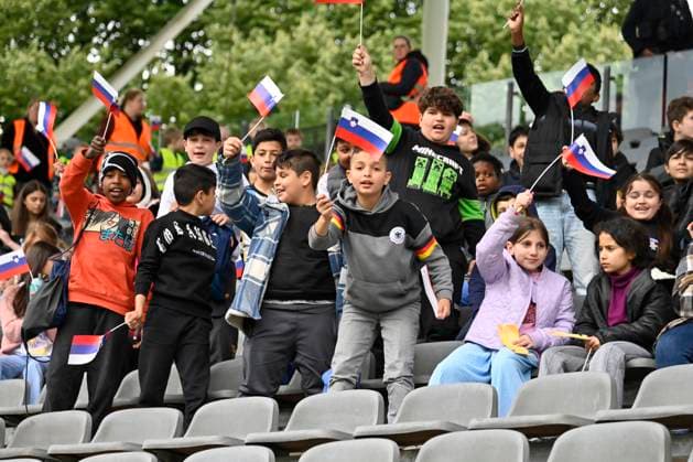 GER, UEFA Europameisterschaft 2024, Slowenisches Base Camp Wuppertal 12.06.2023,Wuppertal ,Stadion am Zoo, GER, UEFA Europameisterschaft 2024, Slowenisches Base Camp Wuppertal im Bild die kleinen Fans mit der Hahne von Slowenien.