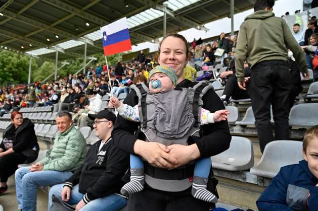 GER, UEFA Europameisterschaft 2024, Slowenisches Base Camp Wuppertal 12.06.2023,Wuppertal ,Stadion am Zoo, GER, UEFA Europameisterschaft 2024, Slowenisches Base Camp Wuppertal im Bild der kleinste Fan mit der Slowenischen Fahne im Stadion.