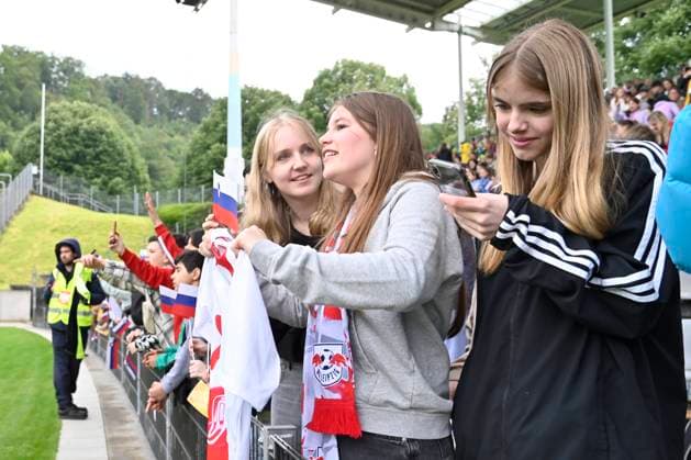 GER, UEFA Europameisterschaft 2024, Slowenisches Base Camp Wuppertal 12.06.2023,Wuppertal ,Stadion am Zoo, GER, UEFA Europameisterschaft 2024, Slowenisches Base Camp Wuppertal im Bild die Fans von Banjamin Sesko ( SVN 11 ).
