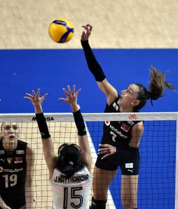 (240612) -- HONG KONG, June 12, 2024 -- Hande Baladin (R) of T¨¹rkiye competes during the preliminary match between T¨¹rkiye and Thailand at the Women s Volleyball Nations League 2024 Hong Kong in Hong Kong, south China, June 12, 2024. ) (SP)CHINA-HONG KONG-VOLLEYBALL-WOMEN S NATIONS LEAGUE 2024-T?RKIYE VS THAILAND (CN) LoxPingxFai 