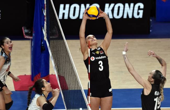 (240612) -- HONG KONG, June 12, 2024 -- Cansu Ozbay (2nd R) of T¨¹rkiye passes the ball during the preliminary match between T¨¹rkiye and Thailand at the Women s Volleyball Nations League 2024 Hong Kong in Hong Kong, south China, June 12, 2024. ) (SP)CHINA-HONG KONG-VOLLEYBALL-WOMEN S NATIONS LEAGUE 2024-T?RKIYE VS THAILAND (CN) LoxPingxFai 