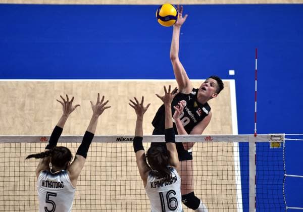 (240612) -- HONG KONG, June 12, 2024 -- Ebrar Karakurt (R) of T¨¹rkiye competes during the preliminary match between T¨¹rkiye and Thailand at the Women s Volleyball Nations League 2024 Hong Kong in Hong Kong, south China, June 12, 2024. ) (SP)CHINA-HONG KONG-VOLLEYBALL-WOMEN S NATIONS LEAGUE 2024-T?RKIYE VS THAILAND (CN) LoxPingxFai 