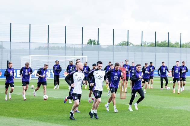Trainingslager Vorbereitung UEFA EURO 2024 Deutschland; 12.06.2024 Warmlaufen zu Trainingsbeginn Trainingslager Vorbereitung UEFA EURO 2024 Deutschland - Training; HerzoBase, Herzogenaurach am 12.06.2024 Copyright: xBEAUTIFULxSPORTS Wunderlx