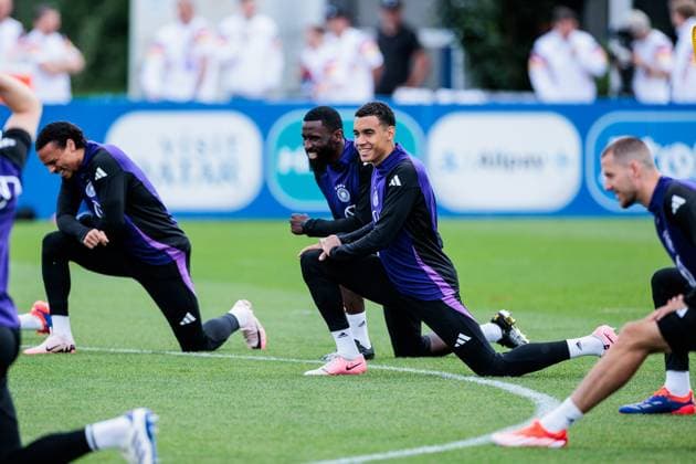 Trainingslager Vorbereitung UEFA EURO 2024 Deutschland; 12.06.2024 Leroy Sane (Deutschland, 19), Antonio Rüdiger (Deutschland, 2), Jamal Musiala (Deutschland, 10) lachend beim Dehnen Trainingslager Vorbereitung UEFA EURO 2024 Deutschland - Training; HerzoBase, Herzogenaurach am 12.06.2024 Copyright: xBEAUTIFULxSPORTS Wunderlx