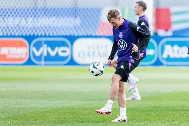 Trainingslager Vorbereitung UEFA EURO 2024 Deutschland; 12.06.2024 Joshua Kimmich (Deutschland, 6) hält einen Ball hoch Trainingslager Vorbereitung UEFA EURO 2024 Deutschland - Training; HerzoBase, Herzogenaurach am 12.06.2024 Copyright: xBEAUTIFULxSPORTS Wunderlx