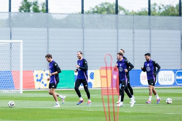 Trainingslager Vorbereitung UEFA EURO 2024 Deutschland; 12.06.2024 Warmlaufen Thomas Müller (Deutschland, 13), Oliver Baumann (Deutschland, 12), Pascal Groß (Deutschland, 5), Manuel Neuer (Deutschland, 1), Ilkay Gündogan (Deutschland, 21) Trainingslager Vorbereitung UEFA EURO 2024 Deutschland - Training; HerzoBase, Herzogenaurach am 12.06.2024 Copyright: xBEAUTIFULxSPORTS Wunderlx
