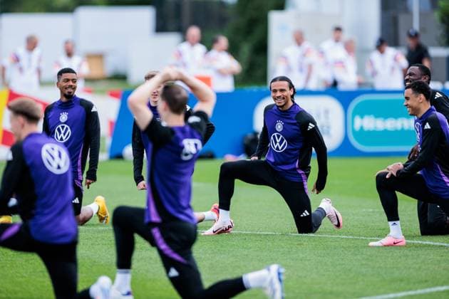 Trainingslager Vorbereitung UEFA EURO 2024 Deutschland; 12.06.2024 Leroy Sane (Deutschland, 19) scherzt beim Dehnen mit Manuel Neuer (Deutschland, 1), lacht Antonio Rüdiger (Deutschland, 2) und Jamal Musiala (Deutschland, 10) lachen mit Trainingslager Vorbereitung UEFA EURO 2024 Deutschland - Training; HerzoBase, Herzogenaurach am 12.06.2024 Copyright: xBEAUTIFULxSPORTS Wunderlx