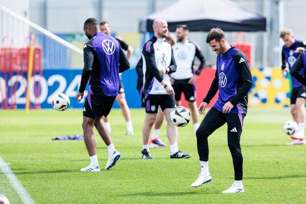 Trainingslager Vorbereitung UEFA EURO 2024 Deutschland; 12.06.2024 Pascal Groß (Deutschland, 5) hält einen Ball hoch Trainingslager Vorbereitung UEFA EURO 2024 Deutschland - Training; HerzoBase, Herzogenaurach am 12.06.2024 Copyright: xBEAUTIFULxSPORTS Wunderlx