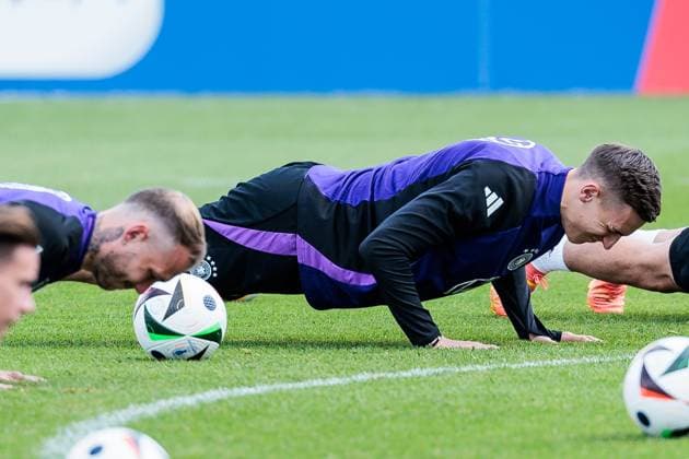 Trainingslager Vorbereitung UEFA EURO 2024 Deutschland; 12.06.2024 Liegestützen Nico Schlotterbeck (Deutschland, 15) Trainingslager Vorbereitung UEFA EURO 2024 Deutschland - Training; HerzoBase, Herzogenaurach am 12.06.2024 Copyright: xBEAUTIFULxSPORTS Wunderlx