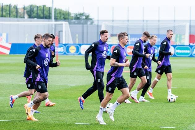 Trainingslager Vorbereitung UEFA EURO 2024 Deutschland; 12.06.2024 Warmlaufen zu Trainingsbeginn Robert Andrich (Deutschland, 23), Toni Kroos (Deutschland, 8) Trainingslager Vorbereitung UEFA EURO 2024 Deutschland - Training; HerzoBase, Herzogenaurach am 12.06.2024 Copyright: xBEAUTIFULxSPORTS Wunderlx