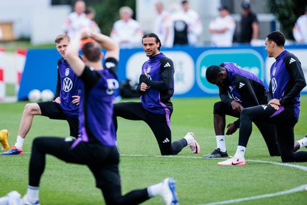 Trainingslager Vorbereitung UEFA EURO 2024 Deutschland; 12.06.2024 Leroy Sane (Deutschland, 19) scherzt beim Dehnen mit Manuel Neuer (Deutschland, 1) Trainingslager Vorbereitung UEFA EURO 2024 Deutschland - Training; HerzoBase, Herzogenaurach am 12.06.2024 Copyright: xBEAUTIFULxSPORTS Wunderlx