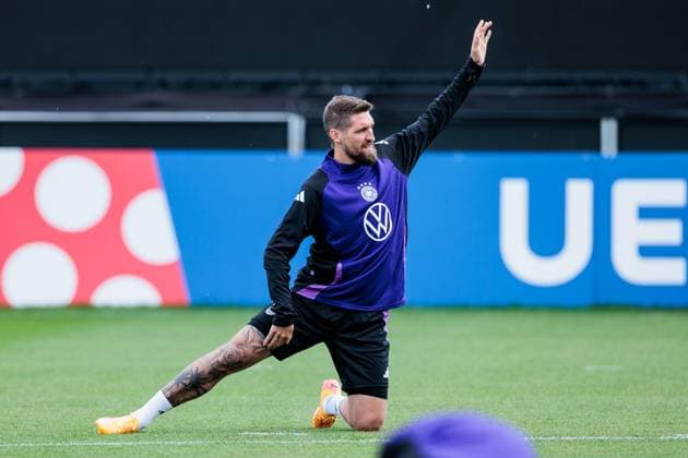 Trainingslager Vorbereitung UEFA EURO 2024 Deutschland; 12.06.2024 Robert Andrich (Deutschland, 23) dehnt sich Trainingslager Vorbereitung UEFA EURO 2024 Deutschland - Training; HerzoBase, Herzogenaurach am 12.06.2024 Copyright: xBEAUTIFULxSPORTS Wunderlx