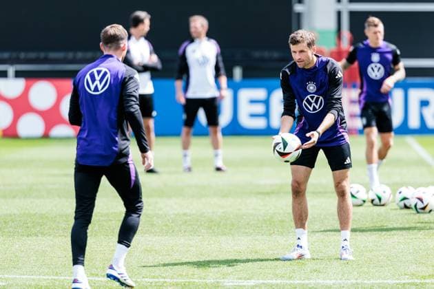 Trainingslager Vorbereitung UEFA EURO 2024 Deutschland; 12.06.2024 Thomas Müller (Deutschland, 13) wirft Pascal Groß (Deutschland, 5) einen Ball zu Trainingslager Vorbereitung UEFA EURO 2024 Deutschland - Training; HerzoBase, Herzogenaurach am 12.06.2024 Copyright: xBEAUTIFULxSPORTS Wunderlx