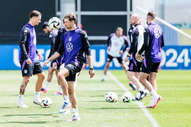 Trainingslager Vorbereitung UEFA EURO 2024 Deutschland; 12.06.2024 Thomas Müller (Deutschland, 13) hält einen Ball hoch Trainingslager Vorbereitung UEFA EURO 2024 Deutschland - Training; HerzoBase, Herzogenaurach am 12.06.2024 Copyright: xBEAUTIFULxSPORTS Wunderlx