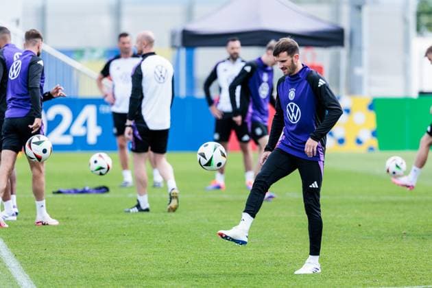 Trainingslager Vorbereitung UEFA EURO 2024 Deutschland; 12.06.2024 Pascal Groß (Deutschland, 5) hält einen Ball hoch Trainingslager Vorbereitung UEFA EURO 2024 Deutschland - Training; HerzoBase, Herzogenaurach am 12.06.2024 Copyright: xBEAUTIFULxSPORTS Wunderlx