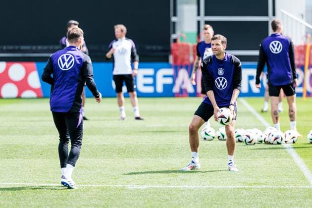 Trainingslager Vorbereitung UEFA EURO 2024 Deutschland; 12.06.2024 Thomas Müller (Deutschland, 13) wirft Pascal Groß (Deutschland, 5) einen Ball zu Trainingslager Vorbereitung UEFA EURO 2024 Deutschland - Training; HerzoBase, Herzogenaurach am 12.06.2024 Copyright: xBEAUTIFULxSPORTS Wunderlx