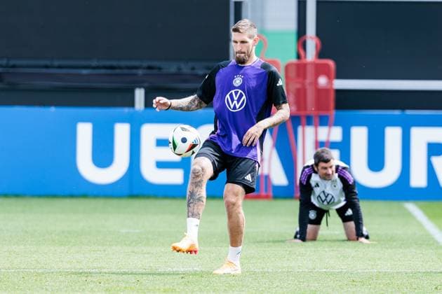 Trainingslager Vorbereitung UEFA EURO 2024 Deutschland; 12.06.2024 Robert Andrich (Deutschland, 23) hält einen Ball hoch Trainingslager Vorbereitung UEFA EURO 2024 Deutschland - Training; HerzoBase, Herzogenaurach am 12.06.2024 Copyright: xBEAUTIFULxSPORTS Wunderlx