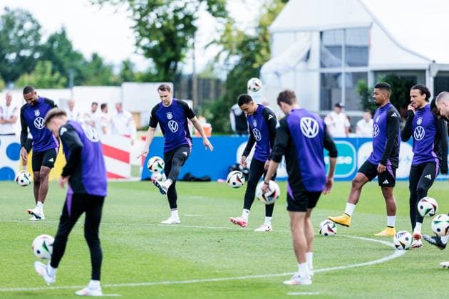 Trainingslager Vorbereitung UEFA EURO 2024 Deutschland; 12.06.2024 Die Spieler halten im Kreis stehend einen Ball hoch und müssen diesen nach angesagter Anzahl Berührungen weitergeben Jonathan Tah (Deutschland, 4), Manuel Neuer (Deutschland, 1), Jamal Musiala (Deutschland, 10), Benjamin Henrichs (Deutschland, 20), Leroy Sane (Deutschland, 19) Trainingslager Vorbereitung UEFA EURO 2024 Deutschland - Training; HerzoBase, Herzogenaurach am 12.06.2024 Copyright: xBEAUTIFULxSPORTS Wunderlx