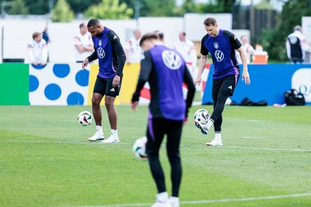Trainingslager Vorbereitung UEFA EURO 2024 Deutschland; 12.06.2024 Die Spieler halten im Kreis stehend einen Ball hoch und müssen diesen nach angesagter Anzahl Berührungen weitergeben Jonathan Tah (Deutschland, 4), Manuel Neuer (Deutschland, 1) Trainingslager Vorbereitung UEFA EURO 2024 Deutschland - Training; HerzoBase, Herzogenaurach am 12.06.2024 Copyright: xBEAUTIFULxSPORTS Wunderlx