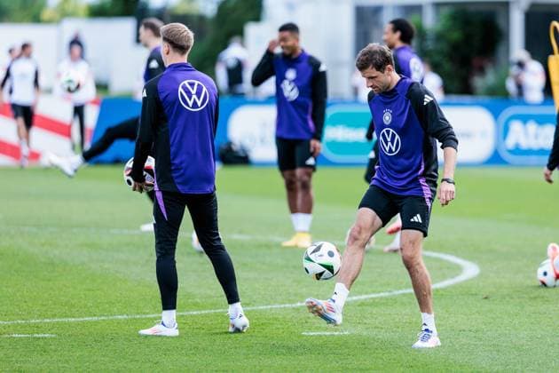 Trainingslager Vorbereitung UEFA EURO 2024 Deutschland; 12.06.2024 Die Spieler halten im Kreis stehend einen Ball hoch und müssen diesen nach angesagter Anzahl Berührungen weitergeben Thomas Müller (Deutschland, 13) Trainingslager Vorbereitung UEFA EURO 2024 Deutschland - Training; HerzoBase, Herzogenaurach am 12.06.2024 Copyright: xBEAUTIFULxSPORTS Wunderlx