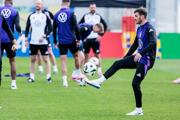 Trainingslager Vorbereitung UEFA EURO 2024 Deutschland; 12.06.2024 Pascal Groß (Deutschland, 5) hält einen Ball hoch Trainingslager Vorbereitung UEFA EURO 2024 Deutschland - Training; HerzoBase, Herzogenaurach am 12.06.2024 Copyright: xBEAUTIFULxSPORTS Wunderlx