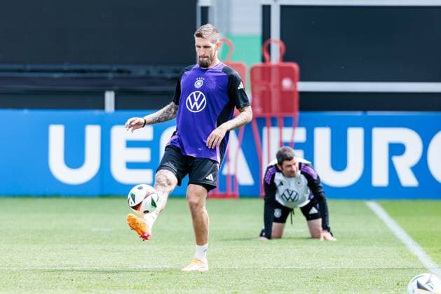 Trainingslager Vorbereitung UEFA EURO 2024 Deutschland; 12.06.2024 Robert Andrich (Deutschland, 23) hält einen Ball hoch Trainingslager Vorbereitung UEFA EURO 2024 Deutschland - Training; HerzoBase, Herzogenaurach am 12.06.2024 Copyright: xBEAUTIFULxSPORTS Wunderlx