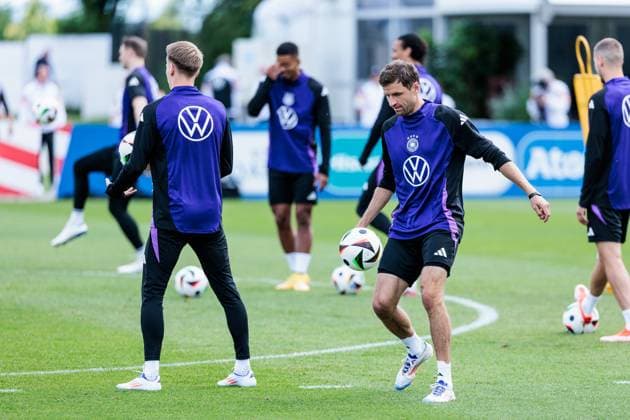 Trainingslager Vorbereitung UEFA EURO 2024 Deutschland; 12.06.2024 Die Spieler halten im Kreis stehend einen Ball hoch und müssen diesen nach angesagter Anzahl Berührungen weitergeben Thomas Müller (Deutschland, 13) Trainingslager Vorbereitung UEFA EURO 2024 Deutschland - Training; HerzoBase, Herzogenaurach am 12.06.2024 Copyright: xBEAUTIFULxSPORTS Wunderlx