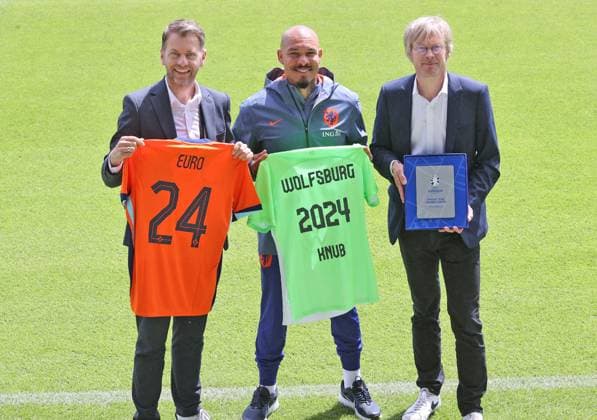 Sport Bilder des Tages Euro 2024, Training Niederlande in Wolfsburg Wolfsburg, 12.06.2024, Fußball, Europameisterschaft 2024, Öffentliches Training der Niederlande im AOK-Stadion in Wolfsburg, Wolfsburger Schulklassen beim einzigen halbwegs öffentlichen Training der niederländischen Fußball-Nationalmannschaft im EM-Quartier Wolfsburg, Bild zeigt: Wolfsburgs Oberbürgermeister Dennis Weilmann (von links), Nigel de Jong und Dr. Tim Schumacher (Geschäftsführer VfL Wolfsburg) Wolfsburg