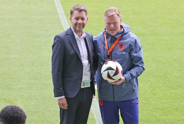 Euro 2024, Training Niederlande in Wolfsburg Wolfsburg, 12.06.2024, Fußball, Europameisterschaft 2024, Öffentliches Training der Niederlande im AOK-Stadion in Wolfsburg, Wolfsburger Schulklassen beim einzigen halbwegs öffentlichen Training der niederländischen Fußball-Nationalmannschaft im EM-Quartier Wolfsburg, Bild zeigt: Wolfsburgs Oberbürgermeister Dennis Weilmann (links) mit Trainer Ronald Koeman (rechts) Wolfsburg