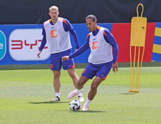 Euro 2024, Training Niederlande in Wolfsburg Wolfsburg, 12.06.2024, Fußball, Europameisterschaft 2024, Öffentliches Training der Niederlande im AOK-Stadion in Wolfsburg, Wolfsburger Schulklassen beim einzigen halbwegs öffentlichen Training der niederländischen Fußball-Nationalmannschaft im EM-Quartier Wolfsburg, Bild zeigt: Virgil van Dijk (rechts) und Matthijs de Ligt (links) Wolfsburg