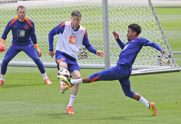 Euro 2024, Training Niederlande in Wolfsburg Wolfsburg, 12.06.2024, Fußball, Europameisterschaft 2024, Öffentliches Training der Niederlande im AOK-Stadion in Wolfsburg, Wolfsburger Schulklassen beim einzigen halbwegs öffentlichen Training der niederländischen Fußball-Nationalmannschaft im EM-Quartier Wolfsburg, Bild zeigt: Wout Weghorst (links) gegen Ian Maatsen Wolfsburg