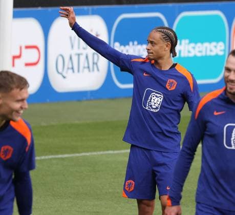Euro 2024, Training Niederlande in Wolfsburg Wolfsburg, 12.06.2024, Fußball, Europameisterschaft 2024, Öffentliches Training der Niederlande im AOK-Stadion in Wolfsburg, Wolfsburger Schulklassen beim einzigen halbwegs öffentlichen Training der niederländischen Fußball-Nationalmannschaft im EM-Quartier Wolfsburg, Bild zeigt: Xavi Simons Wolfsburg