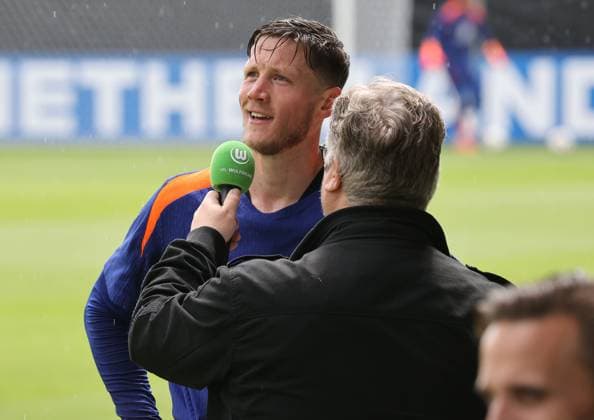 Euro 2024, Training Niederlande in Wolfsburg Wolfsburg, 12.06.2024, Fußball, Europameisterschaft 2024, Öffentliches Training der Niederlande im AOK-Stadion in Wolfsburg, Wolfsburger Schulklassen beim einzigen halbwegs öffentlichen Training der niederländischen Fußball-Nationalmannschaft im EM-Quartier Wolfsburg, Bild zeigt: Wout Weghorst Wolfsburg