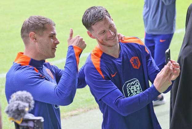 Euro 2024, Training Niederlande in Wolfsburg Wolfsburg, 12.06.2024, Fußball, Europameisterschaft 2024, Öffentliches Training der Niederlande im AOK-Stadion in Wolfsburg, Wolfsburger Schulklassen beim einzigen halbwegs öffentlichen Training der niederländischen Fußball-Nationalmannschaft im EM-Quartier Wolfsburg, Bild zeigt: Wout Weghorst (rechts) mit Micky van de Ven (links) Wolfsburg