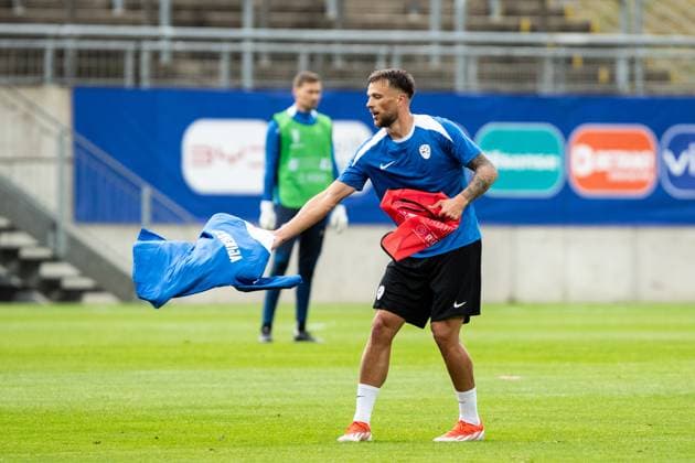 Öffentliches Training, Slowenien; 12.06.2024 David Brekalo (Slovenien, 23) mit dem Trikot. Öffentliches Training, Slowenien; Stadion am ZOO, Wuppertal; 12.06.2024 Copyright: xBEAUTIFULxSPORTS Buriakovx