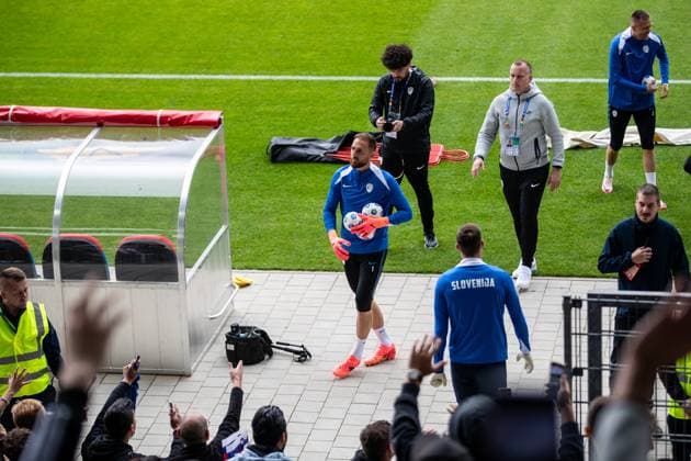 Öffentliches Training, Slowenien; 12.06.2024 Spieler von Slowenien kommen zum Spielfeld aus dem Tunnel, Jan Oblak (Slovenien, Atletico Madrid, 1) wirft den Ball in die Richtung zu den Zuschauer. Öffentliches Training, Slowenien; Stadion am ZOO, Wuppertal; 12.06.2024 Copyright: xBEAUTIFULxSPORTS Buriakovx