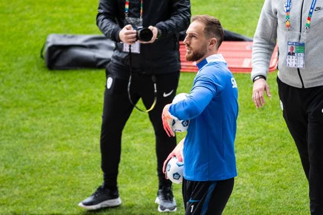 Öffentliches Training, Slowenien; 12.06.2024 Spieler von Slowenien kommen zum Spielfeld aus dem Tunnel, Jan Oblak (Slovenien, Atletico Madrid, 1) wirft den Ball in die Richtung zu den Zuschauer. Öffentliches Training, Slowenien; Stadion am ZOO, Wuppertal; 12.06.2024 Copyright: xBEAUTIFULxSPORTS Buriakovx