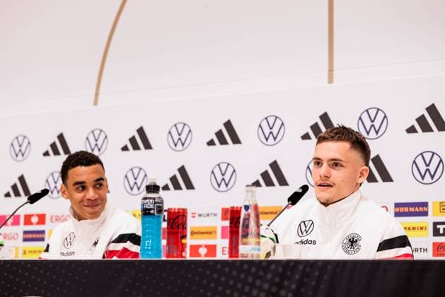 Trainingslager Vorbereitung UEFA EURO 2024 Deutschland; 12.06.2024 Jamal Musiala (Deutschland, 10) und Florian Wirtz (Deutschland, 17) lachend, schmunzelnd Trainingslager Vorbereitung UEFA EURO 2024 Deutschland - Pressekonferenz; HerzoBase, Herzogenaurach am 12.06.2024 Copyright: xBEAUTIFULxSPORTS Wunderlx