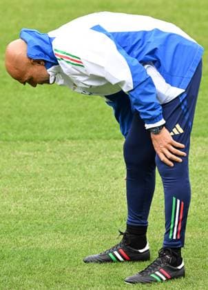 June 12, 2024, Iserlohn, Germany: Italy™s head coach Luciano Spalletti checks the grass of the Hemberg Stadion Nord Halle prior to a training session of the Italian team in Iserlhon, Germany, 12 June 2024. ANSA DANIEL DAL ZENNARO UEFA EURO, EM, Europameisterschaft,Fussball 2024  - ZUMAa110 20240612_zaf_a110_017_20240612 Copyright: xDanielxDalxZennarox